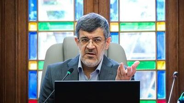 محمدرضا بابایی، استاندار یزد در گفت‌وگو با خبرگزاری فارس از یزد و تشریح آخرین شرایط استان باتوجه‌به اتفاقات اخیر اظهار داشت: از همراهی مردم سپاسگزاریم که با بصیرت خود جلوی اغتشاشگران را گرفتند و با وجود اعتراض به مسائل معیشتی صف خود را از اغتشاشگران جدا کردند. بابایی خاطرنشان کرد: از سویی دیگر نیروهای نظامی و انتظامی که با فداکاری و ۴٧ مجروح و آسیب‌دیدن جدی، از صدمه به مردم جلوگیری کردند. استاندار یزد اظهار داشت: در یکی از شهرستان‌های استان، افرادی اغتشاشگر که در میان مردم سنگر گرفته بودند، اقدام به شلیک به سمت جمعیت کردند که تاکنون و پس از بررسی خانه شناسایی شده و متعلق به یکی از اغتشاشگران شلیک گلوله از تفنگ وی مسجل شده است. بابایی افزود: خوشبختانه با درایت نیروهای تأمین امنیت نظامی و امنیتی، افرادی که خودشان را بجای مردم جا زده بودند و یا اینکه غیربومی بودند که آمار آن را به‌زودی منتشر خواهیم کرد، دستگیر شدند و آرامش به شهر و زندگی مردم بازگشته است. وی ادامه داد: حساب افراد بی‌گناه و معترض در این جریان جدا خواهد بود اما تطابق چهره افرادی که به اموال عمومی تعرض کرده و در حال بازجویی هستند ادامه دارد و قطعاً باید طبق قانون پاسخگوی رفتار مخرب خود باشند. آرامش کامل در یزد برقرار است استاندار یزد با اشاره به مهارت نیروهای نظامی و انتظامی بیان کرد: در استان یزد نیروهای نظامی و انتظامی صبوری بسیار زیادی انجام دادند و بادقت صحنه را بررسی کردند که به معترضین آسیبی نرسد، صدالبته که میان معترضین اغتشاشگران هم حضور داشتند ولی اگر توانستند آسیبی به اماکن دولتی و اموال عمومی بزنند به این خاطر بود که حفظ جان معترضین واقعی اولویت داشت و نباید به خطر می‌افتاد. عالی‌ترین مقام اجرایی استان یزد مطرح کرد: در حال حاضر فضای استان در آرامش کامل قرار دارد و میدان‌داری نیروهای تأمین امنیت همچون قبل بر استان وجود دارد و من نیز می‌دانم به دلیل مشکلات اقتصادی بر مردم فشار آمده است و در تلاش برای بهبود شرایط هستیم اما بسیاری از فشارهای اقتصادی توسط بیگانگان بر ملت و کشور وارد شده و نگاه بیگانگان بر این سرزمین است و به دنبال این هستند که به اهداف شوم خود برسند. شناسایی و دستگیری عوامل مداخله‌گر در اغتشاشات استاندار یزد در بخش دیگری از سخنان خود با اشاره به مطالبه چندروزه مردم و بازاریان مبنی بر برخورد با اغتشاشگران گفت: تعداد زیادی از اغتشاشگران و عوامل آشوبگر توسط نیروهای امنیتی شناسایی و دستگیر شده‌اند. بابایی افزود: تعدادی از پلاک‌های خودرویی که به‌عنوان مداخله‌گر در اغتشاشات روئیت شده اند نیز دستگیر و حتی شناسایی برخی از عوامل که به خاطر عدم تعلق به یزد به استان‌های دیگر مهاجرت کردند ادامه دارد و تعداد زیادی از آشوبگرانی که به ساختمان‌های دولتی آسیب زدند مأموریت داشتند و از استان‌های دیگر به یزد وارد شده بودند که در بین جمعیت در یکی از شهرستان‌ها نیز اقدام به تیراندازی کردند. استاندار یزد در پایان یادآور شد: مراجع قضایی با جدیت با این عوامل برخورد خواهند کرد و اطمینان خواهیم داشت که ذره‌ای کوتاهی در برخورد با این آشوبگران و اغتشاشگران نخواهد شد.